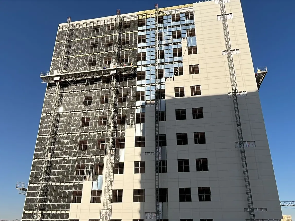 Twin-mast Encomat platforms on an insulation and glazing facade job